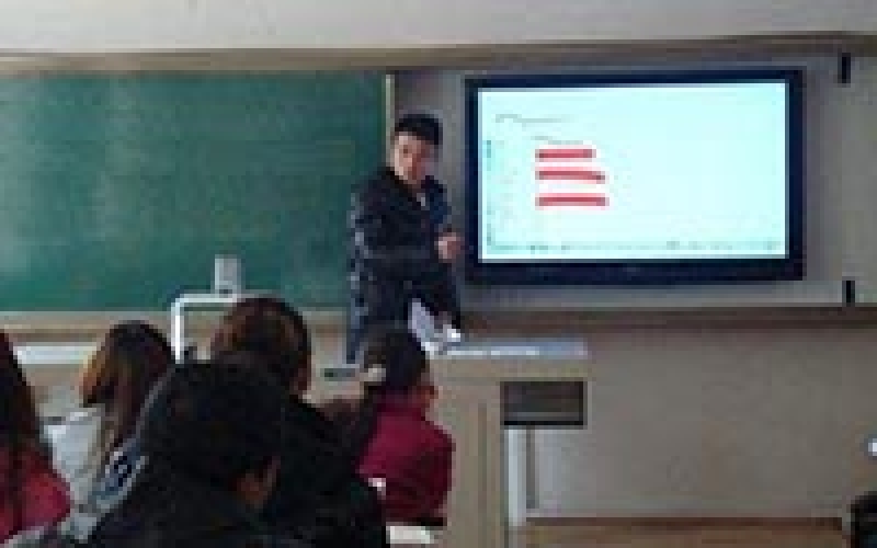 觸摸教學一體機跟電子白板之間的區(qū)別在哪兒？